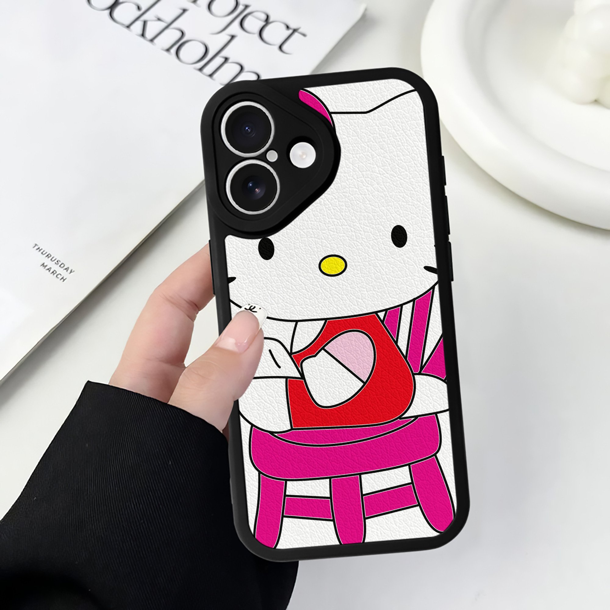 （画像用） Hello Kitty ハローキティ 【iPhone 16シリーズ対応】シリコンスマホケース（レザー調） 材質：シリコン